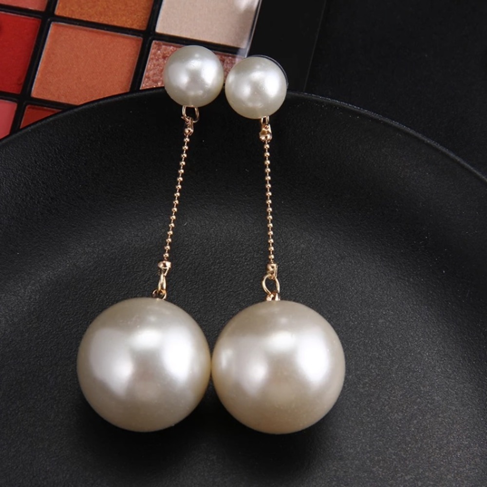 Big Pearl Faux Earrings - Picture 5 of 7